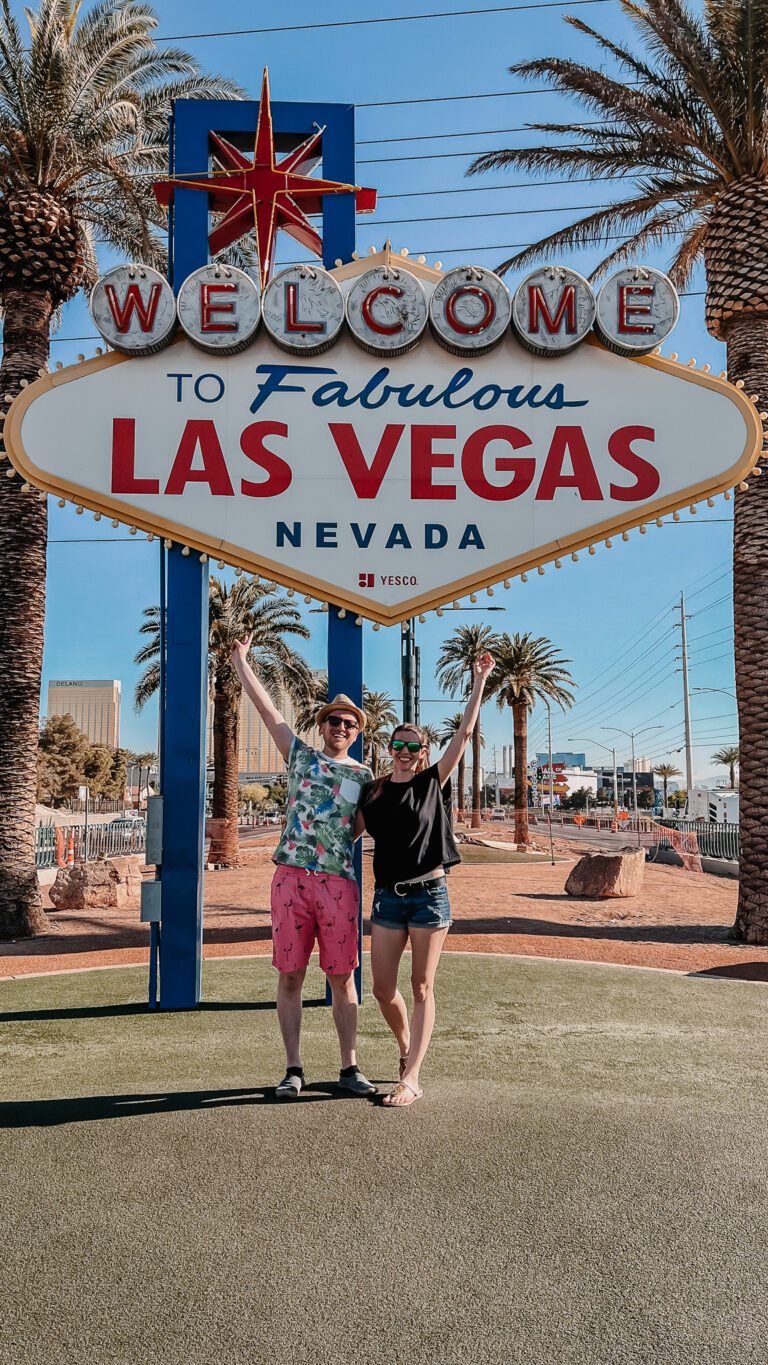 Heiraten in Las Vegas, ein Paar steht vor dem Las Vegas Sign.