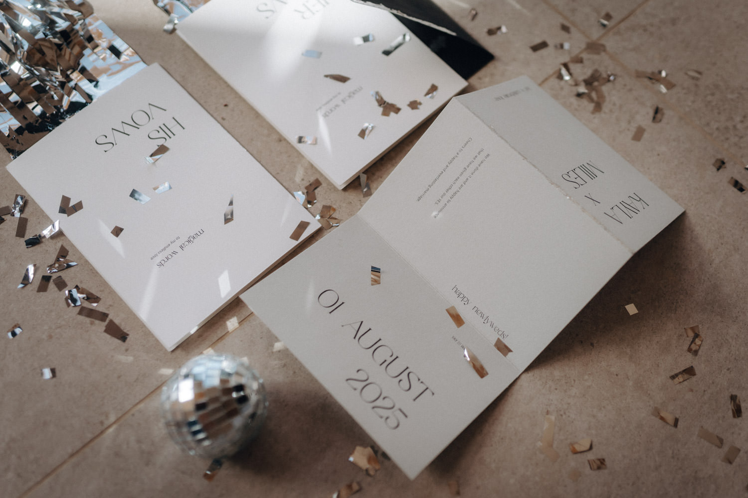 Hochzeitseinladungen im Disko-Stil mit Diskokugel und Lametta.