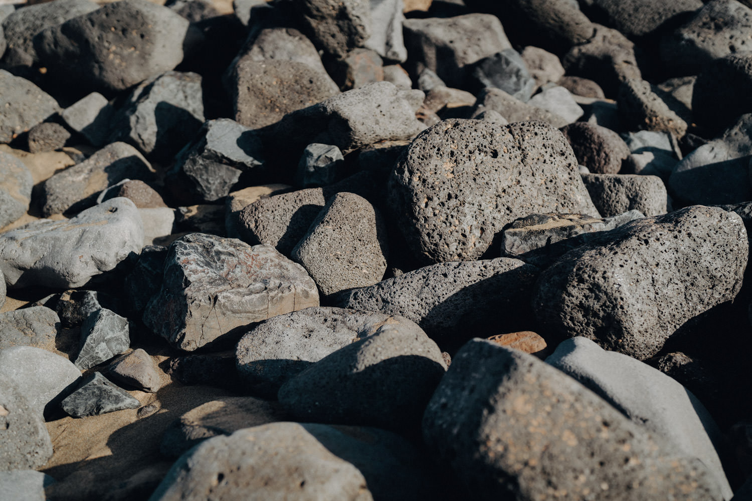 Schwarze Steine am Strand von Fuerteventura.