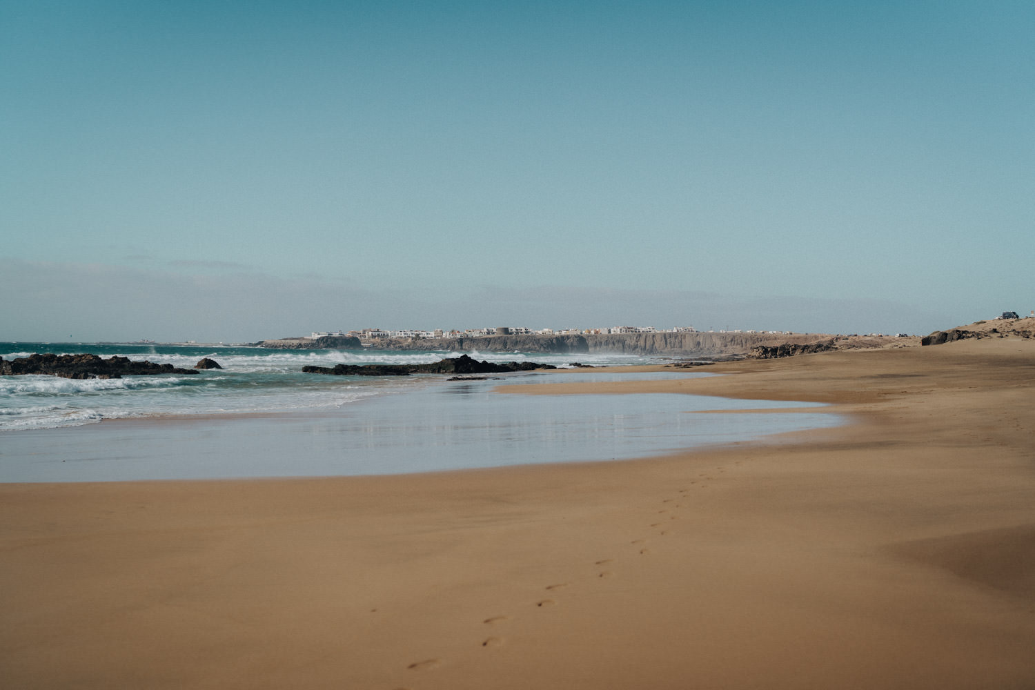 Der Strand von Fuerteventura kurz bevor die Sonne untergeht.