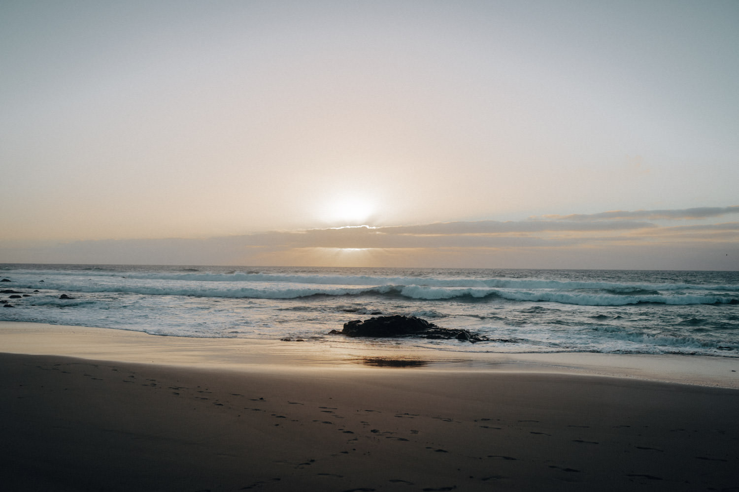 Die untergehende Sonne am Strand von Fuerteventura.