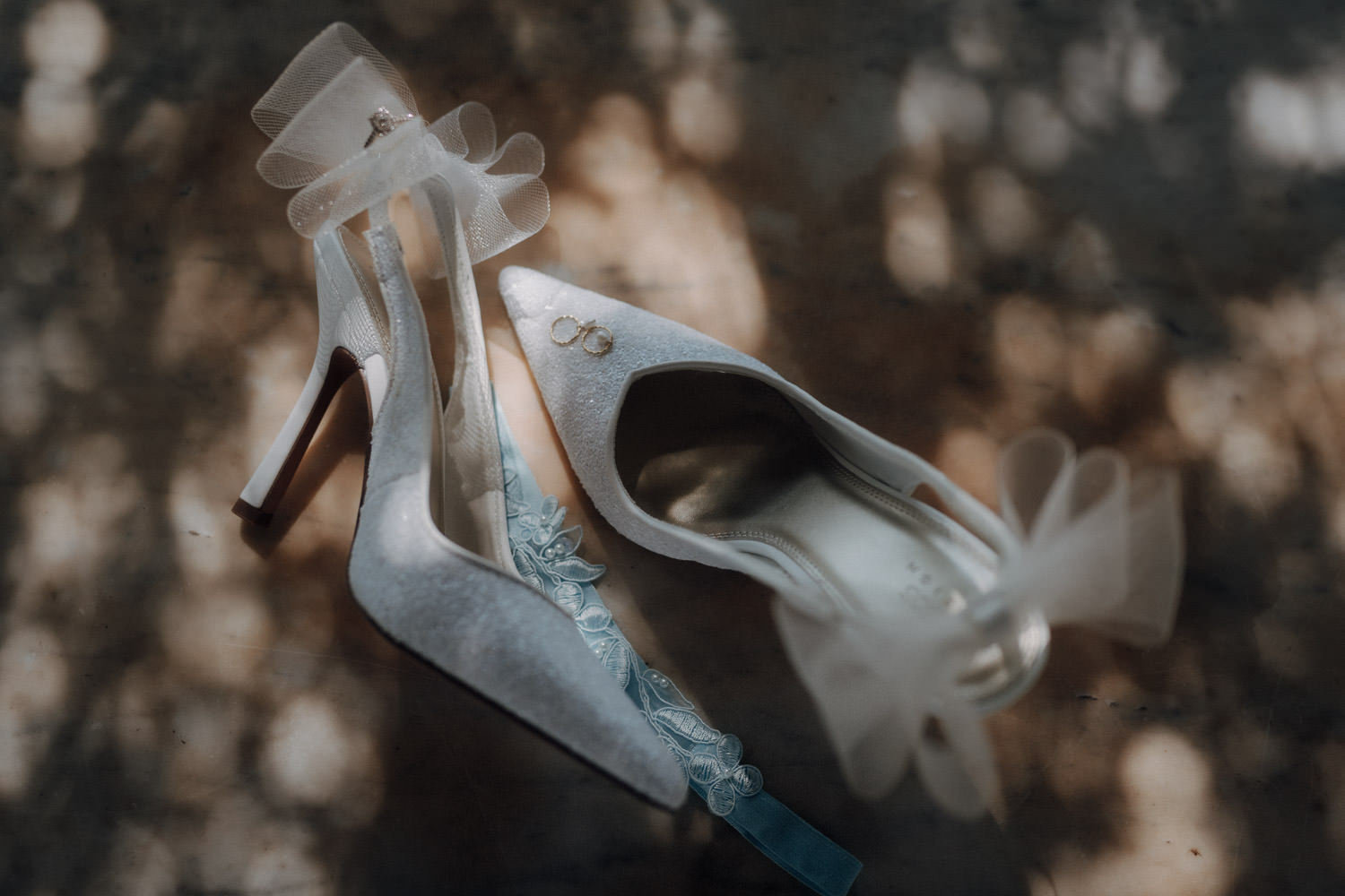 Detailsfotos von Brautschuhen und einem Strumpfband im Hunter Valley