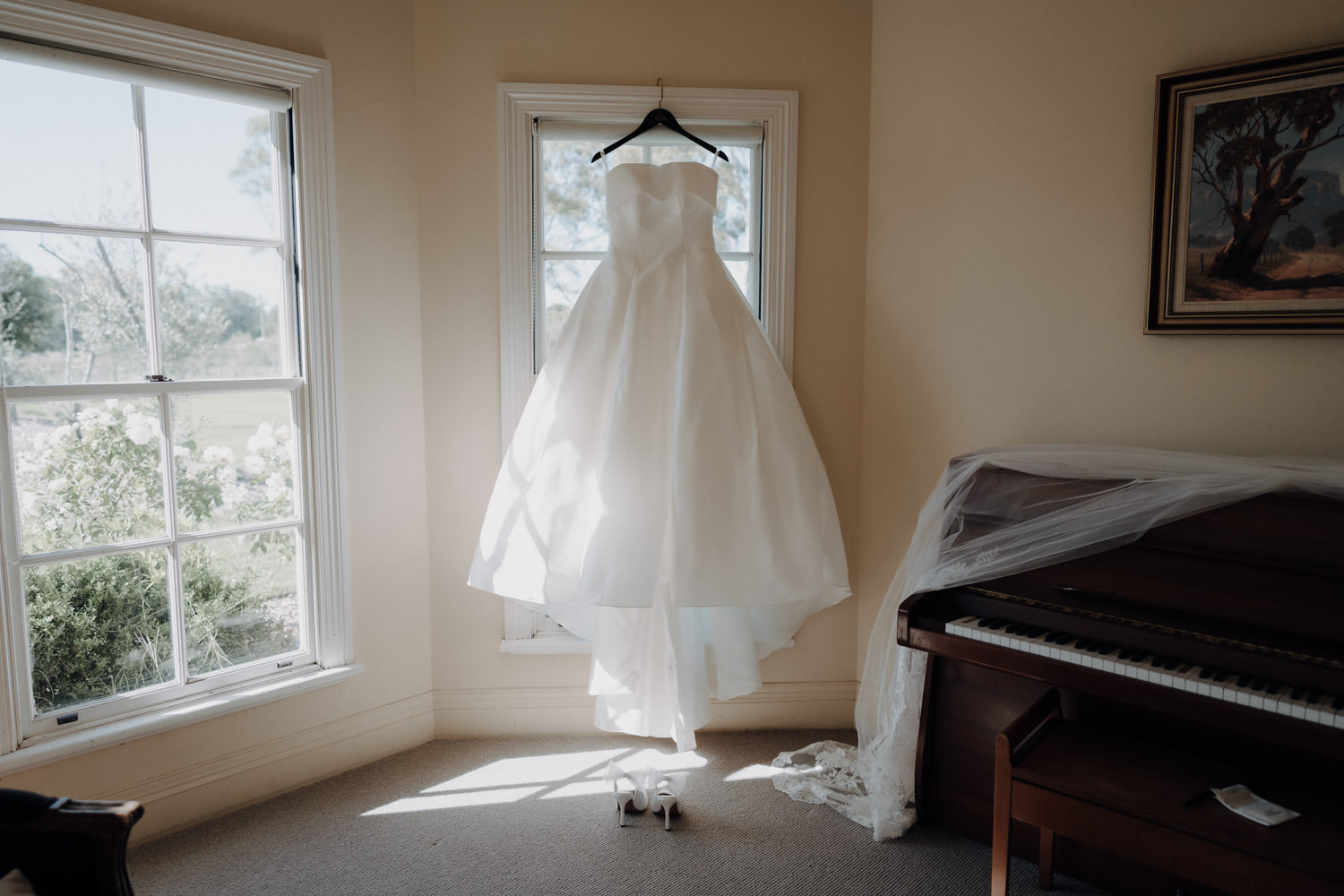 Ein Brautkleid hängt am Fensterrahmen im Hunter Valley, Australien.