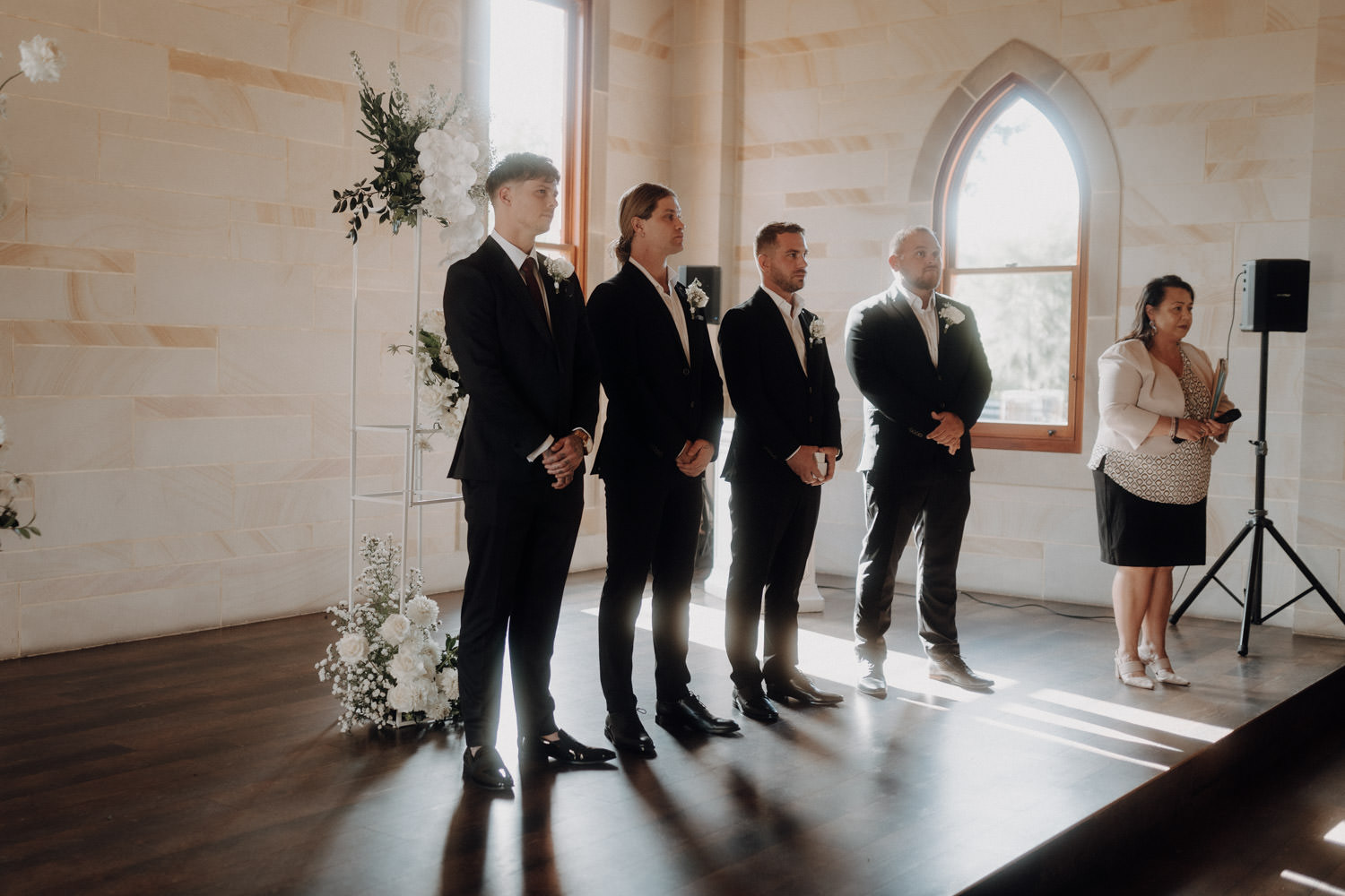 Bräutigam und seine Groomsmen in einer Kapelle.