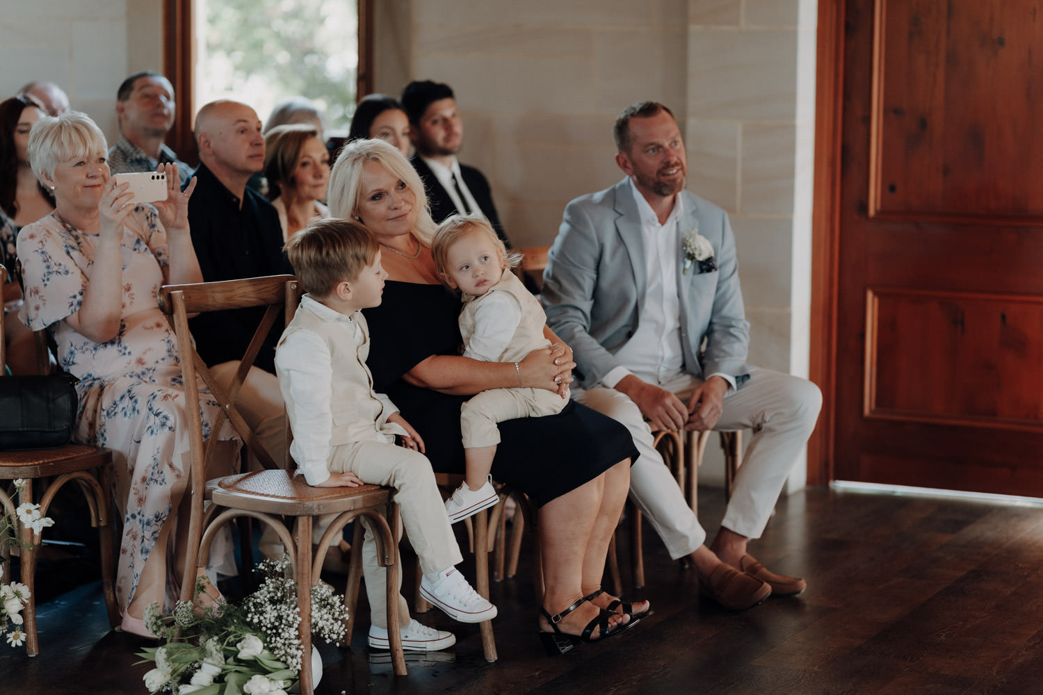 Die Familie eines Brautpaars in der Kapelle des Peterson House im Hunter Valley.
