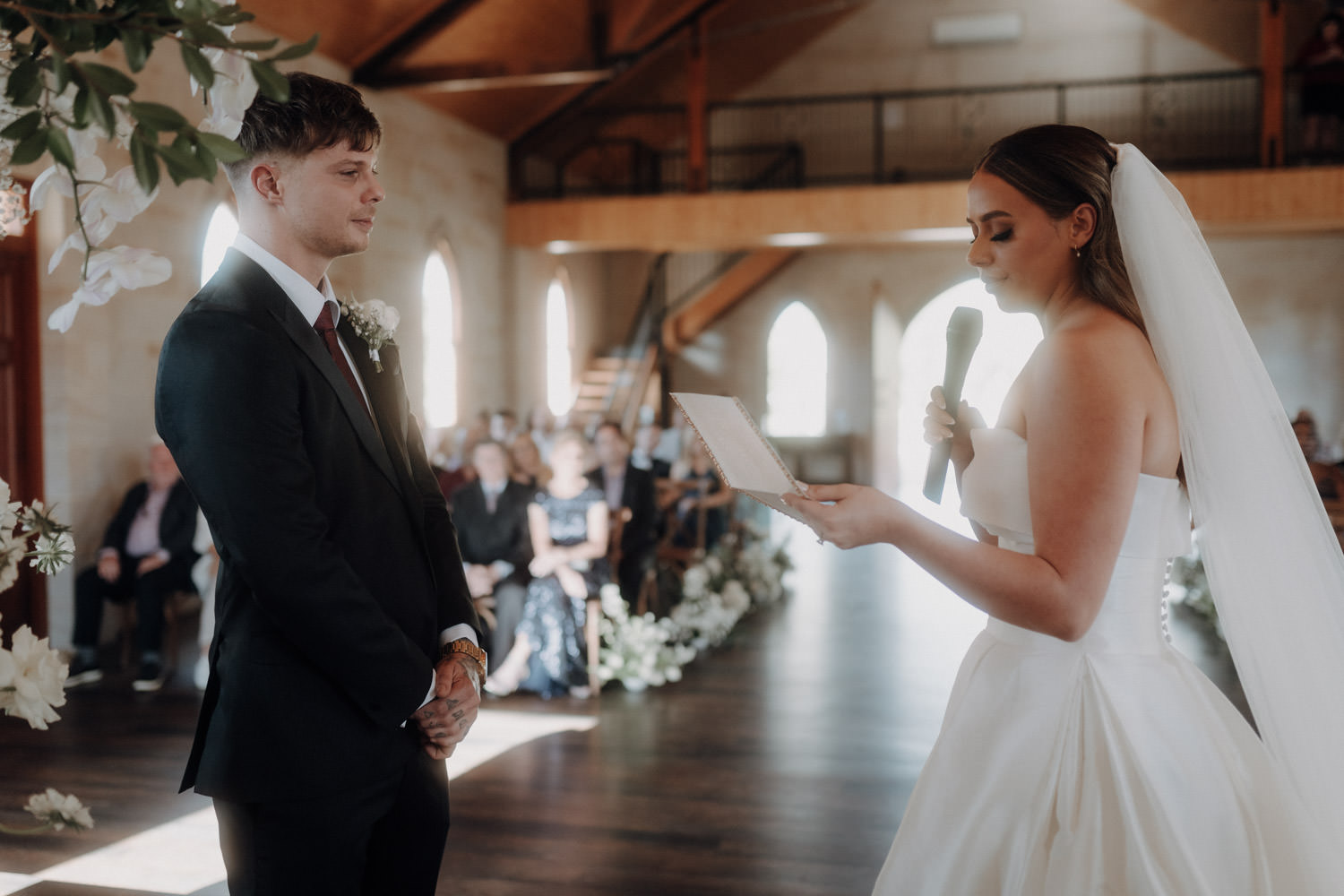 Die Braut liest ihr Eheversprechen in der Kapelle des Peterson House im Hunter Valley in Australien vor.