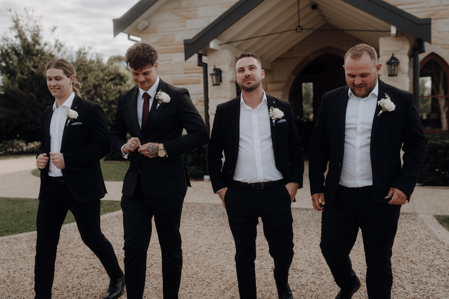 Bräutigam und seine Groomsmen vor der Kapelle des Peterson House im Hunter Valley in Australien.