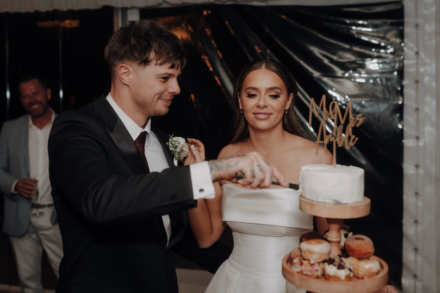 Ein Brautpaar schneidet seine Hochzeitstorte an.