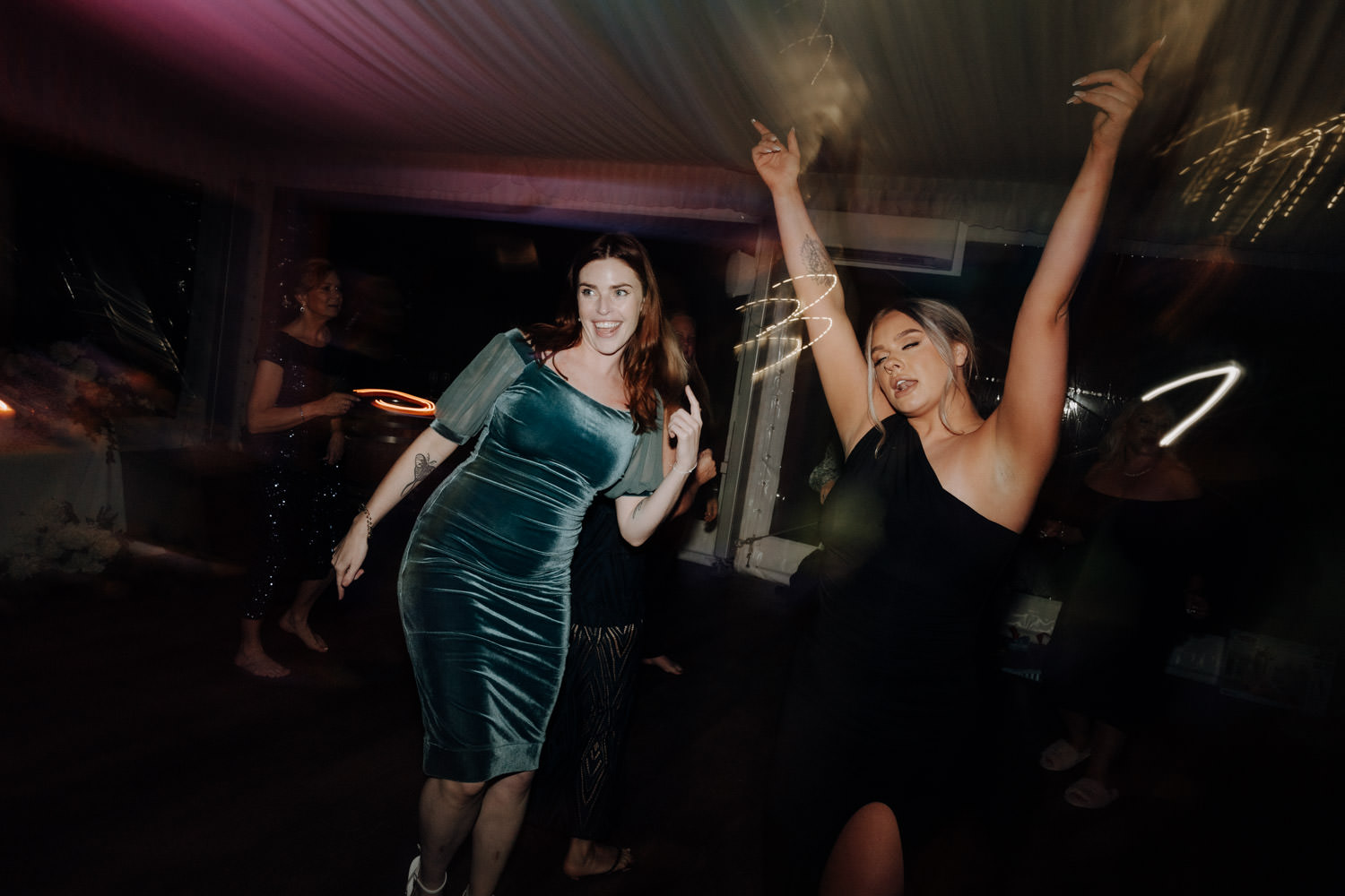 Hochzeitsparty im Peterson House im Hunter Valley mit feiernden Gästen.