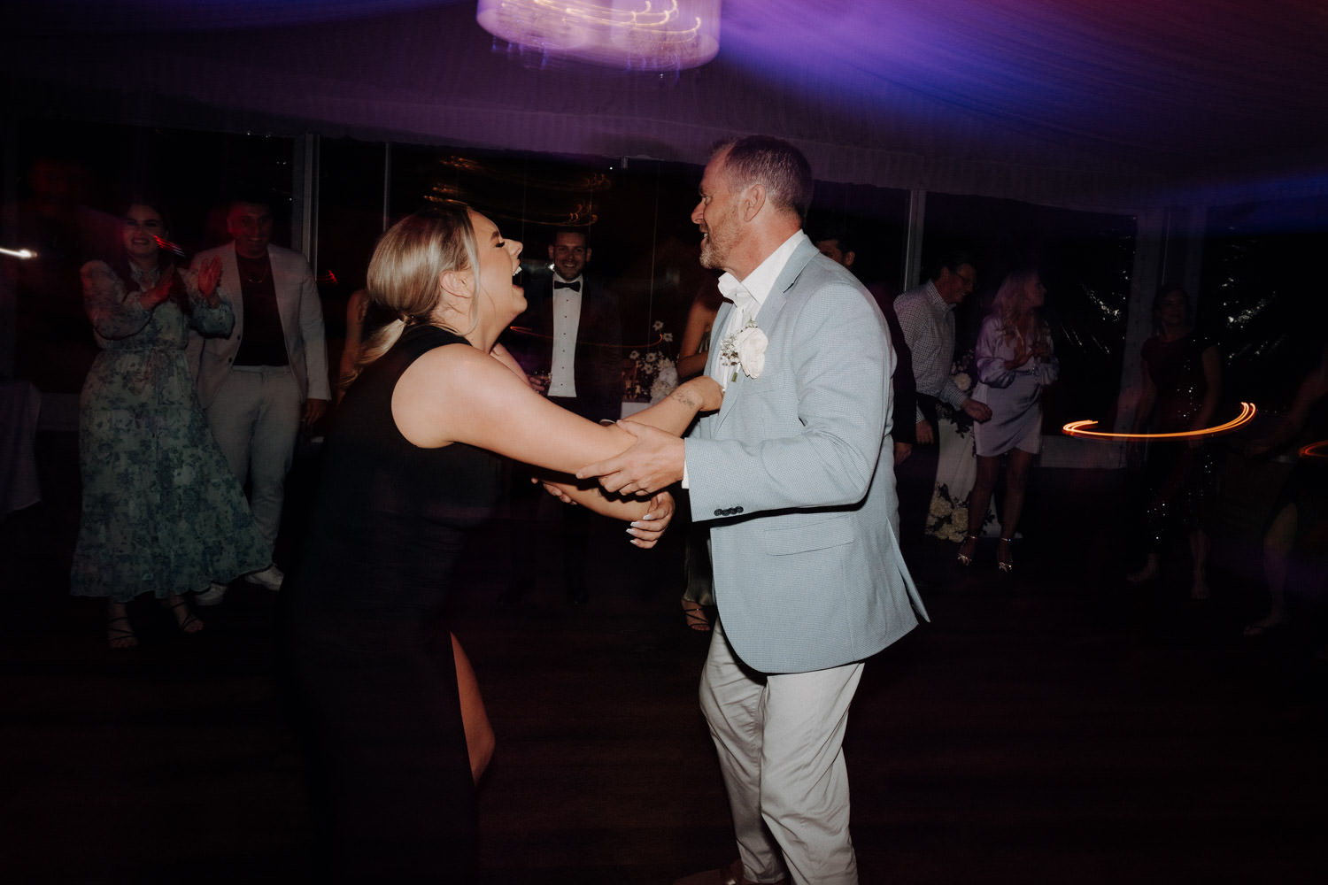Hochzeitsparty im Peterson House im Hunter Valley mit feiernden Gästen.
