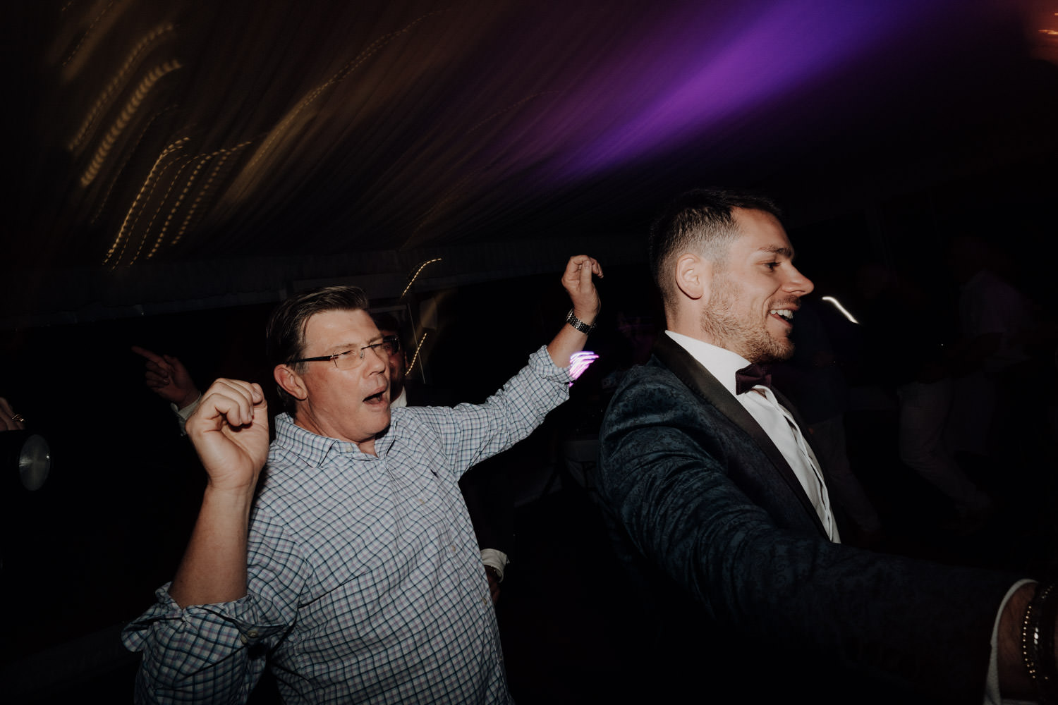 Hochzeitsparty im Peterson House im Hunter Valley mit feiernden Gästen.