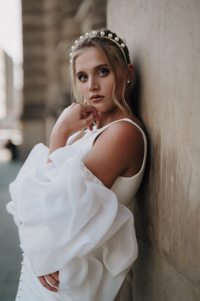 Ein Model im Brautkleid posiert in der Altstadt von München.