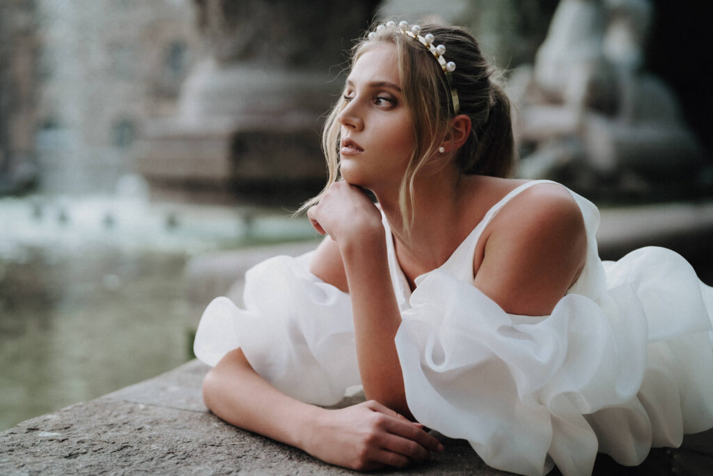 Ein Model im Brautkleid posiert in der Altstadt von München.