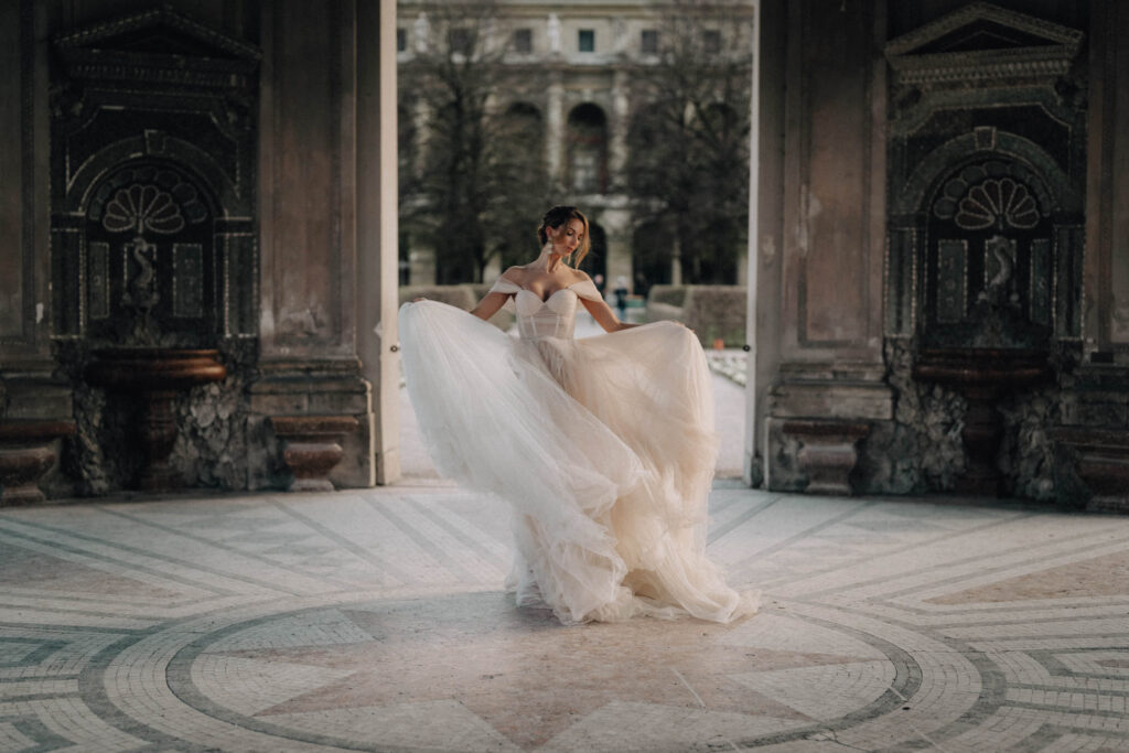 Eine Braut im Couture-Kleid posiert in München.