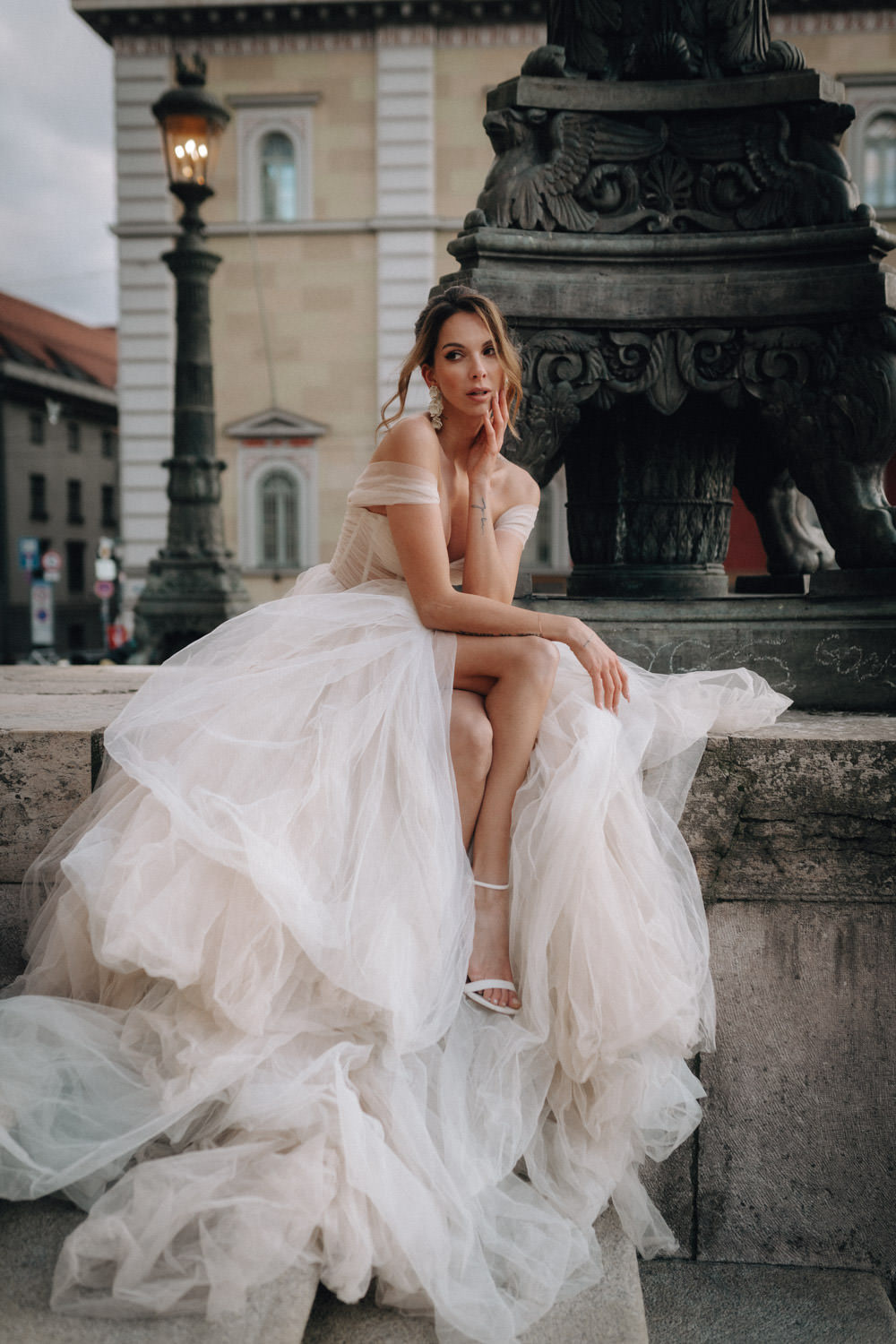 Eine Braut im Couture Kleid posiert in München.