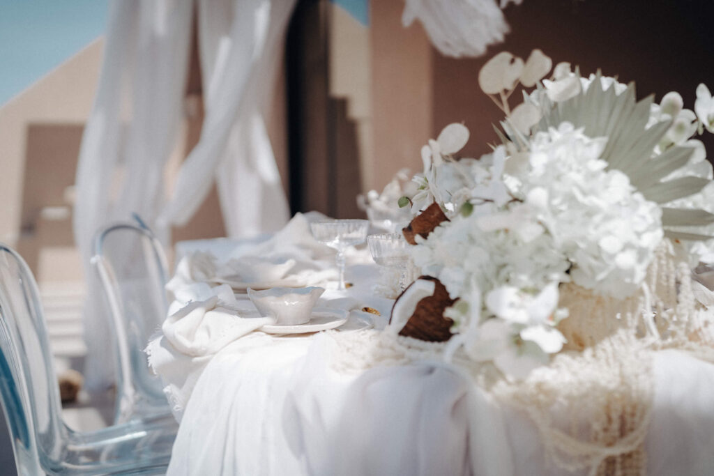 Details eines dekorierten Hochzeitstischs.