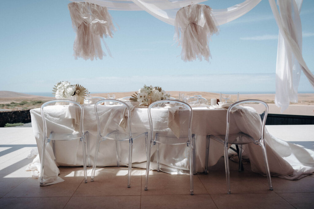 Gedeckter Brauttisch auf einer Terrasse auf Fuerteventura.