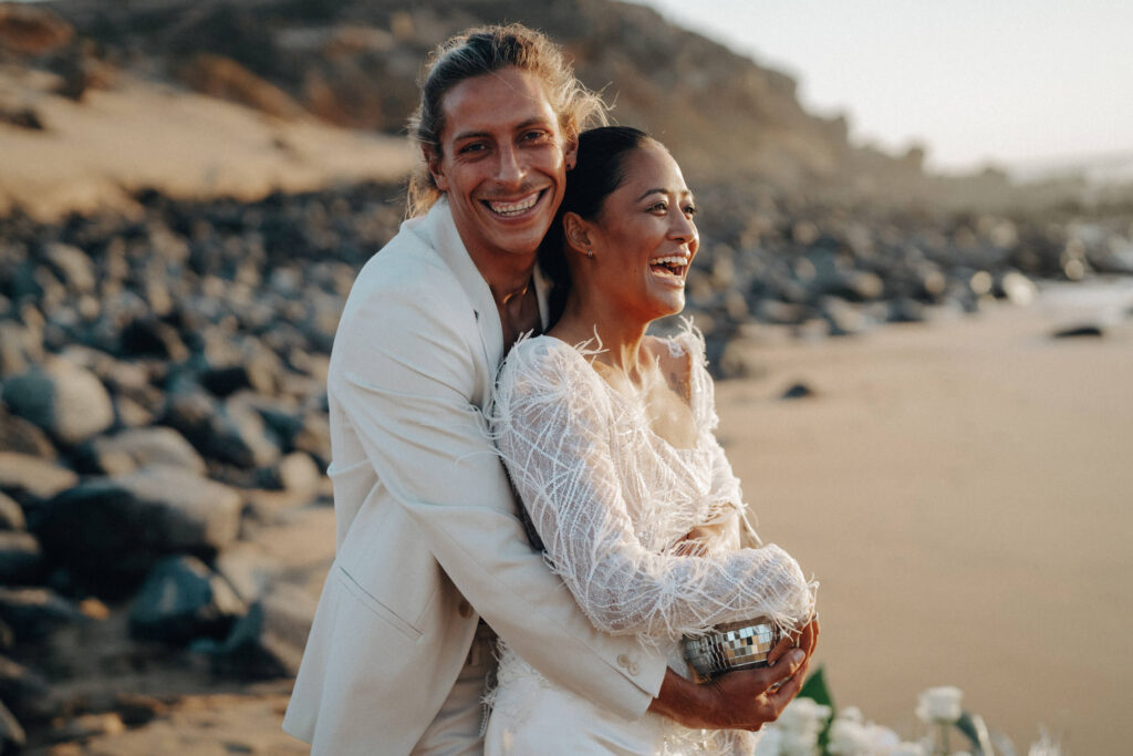 Ein Brautpaar feiert am Strand von Fuerteventura Hochzeit.