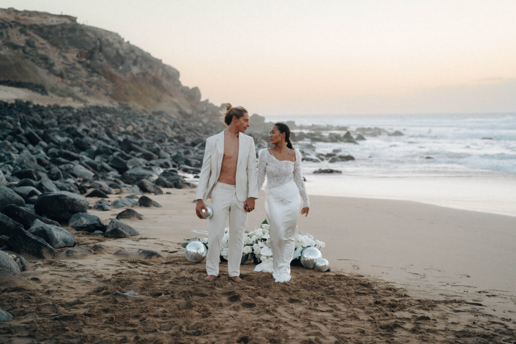Ein Brautpaar feiert am Strand von Fuerteventura Hochzeit.
