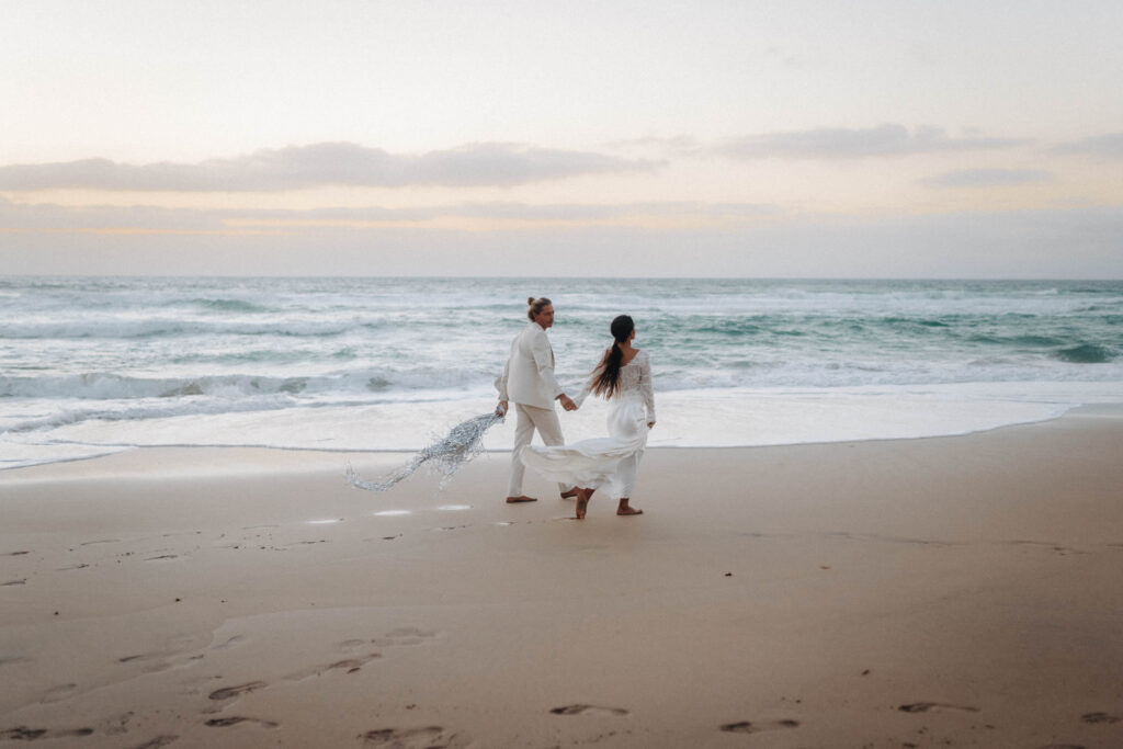 Ein Brautpaar feiert am Strand von Fuerteventura Hochzeit.