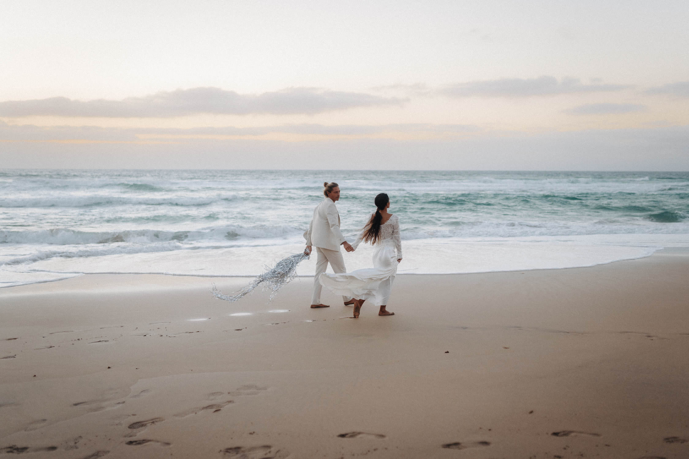 Ein Brautpaar feiert am Strand von Fuerteventura Hochzeit.