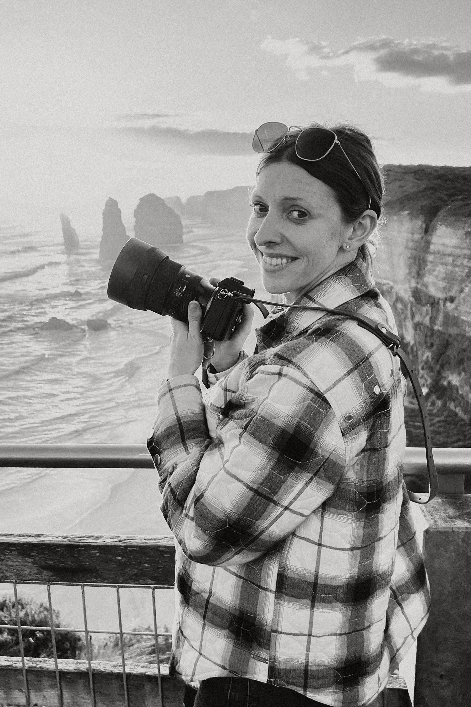 Eine schwarz-weiß Foto von einer Frau an der Great Ocean Road in Australien.